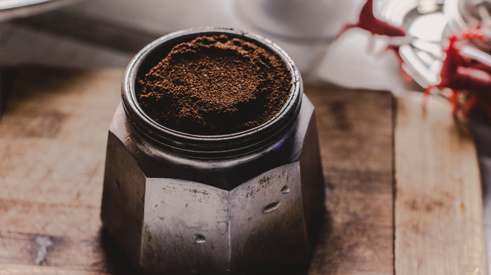 Coffee powder in a metal recipient
