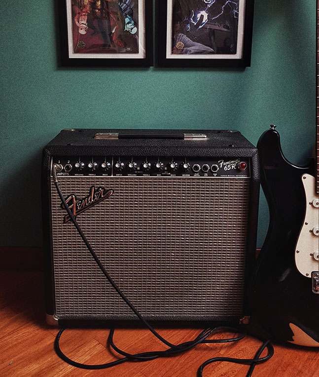 Close-uo shot of the fender frontman 65R amp